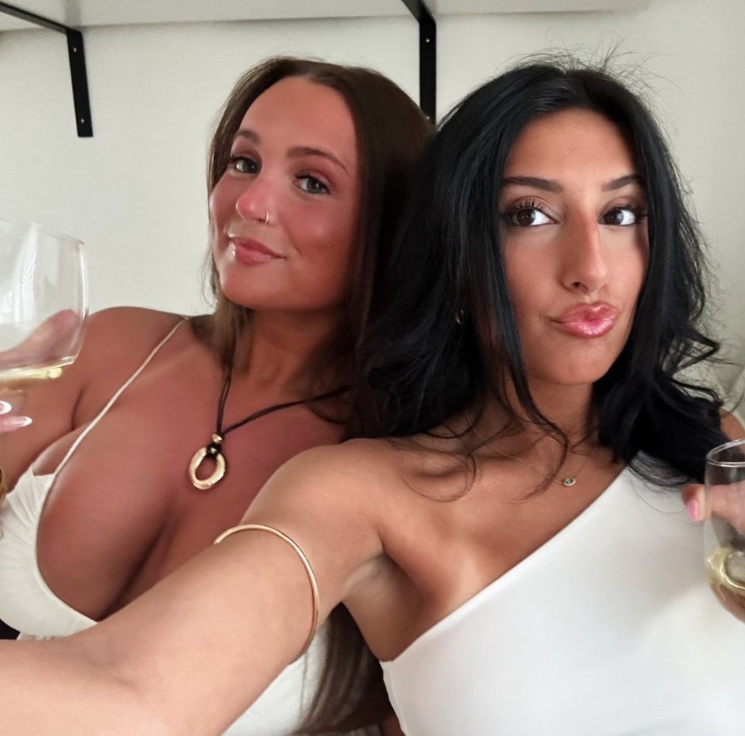 Beautiful Ohio Slut Proudly Flexing Huge Tits #eyBOStyV